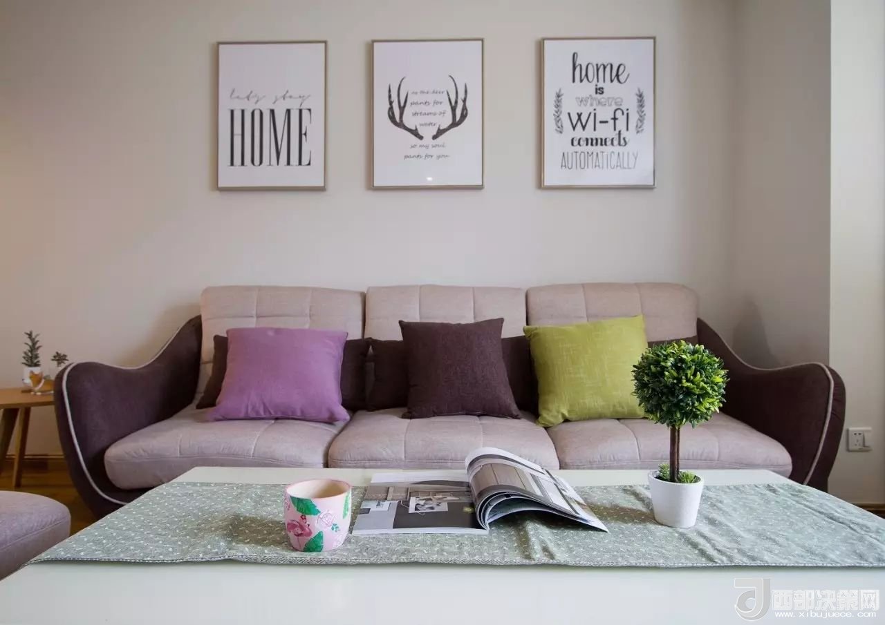 沙發(fā)背景墻選對(duì)裝飾畫，才能美了整個(gè)客廳空間！