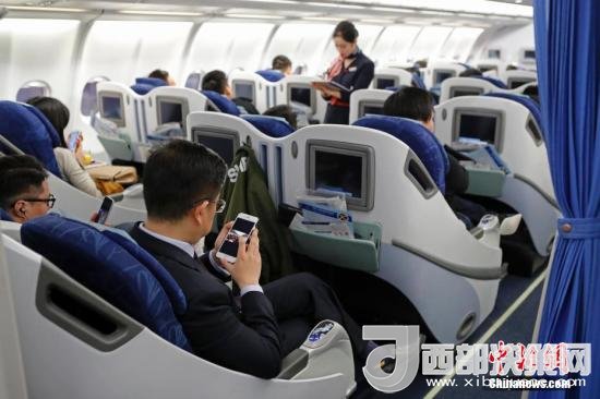 在東航MU5137航班上，旅客全程在飛行模式下可以使用手機(jī)。殷立勤 攝