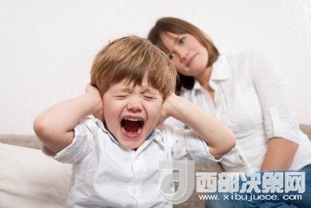 這時(shí)孩子可能會(huì)一直哭，甚至觀察父母的反應(yīng)。父母這時(shí)候可以讓他哭，哭累了自然就會(huì)停下，要讓孩子明白“鬧起來(lái)沒(méi)道理我不會(huì)心疼你”。