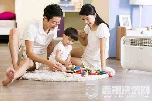 兒童時(shí)期，孩子好奇心強(qiáng)，喜歡“打破砂鍋問(wèn)到底”、“探究性拆東西”、“自言自語(yǔ)做游戲”。這些聽(tīng)似好笑，看似頑皮的言行舉止，恰恰就是孩子創(chuàng)造火花的閃現(xiàn)。心理學(xué)家鄧斯克認(rèn)為，小孩子在游戲中的“假裝”會(huì)大大促進(jìn)他們的發(fā)散思維。