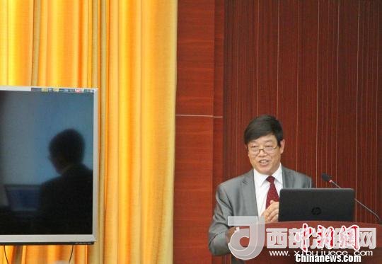 圖為中南大學(xué)教授歐陽(yáng)友權(quán)在現(xiàn)場(chǎng)作了題為“我國(guó)文化產(chǎn)業(yè)發(fā)展的三大拐點(diǎn)與高校的責(zé)任”報(bào)告?！≮w曉 攝