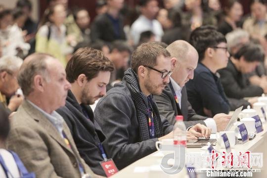 河北工業(yè)設計創(chuàng)新中心(以下簡稱HIDC)啟動儀式暨“設計促轉型·創(chuàng)新贏未來”國際工業(yè)設計工作坊26日在河北省省會石家莊市舉行。圖為與會各國設計師?！⌒ば?攝