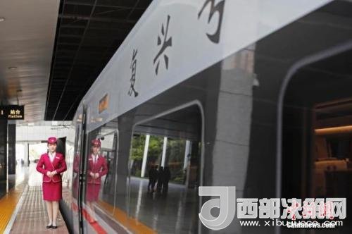 資料圖：4月10日，列車員在“復(fù)興號(hào)”列車旁迎接旅客的到來。 <a target='_blank'  data-cke-saved- >中新社</a>記者 殷立勤 攝