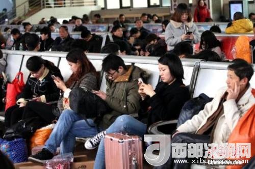 資料圖：移動(dòng)互聯(lián)網(wǎng)時(shí)代，旅客都拿著手機(jī)打發(fā)時(shí)間。<a target='_blank' >中新社</a>記者 王中舉 攝