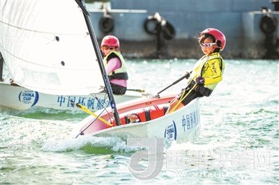 青島市北區(qū)立新小學學生參加2017年中國杯青少年帆船OP項目比賽。孫軍/攝