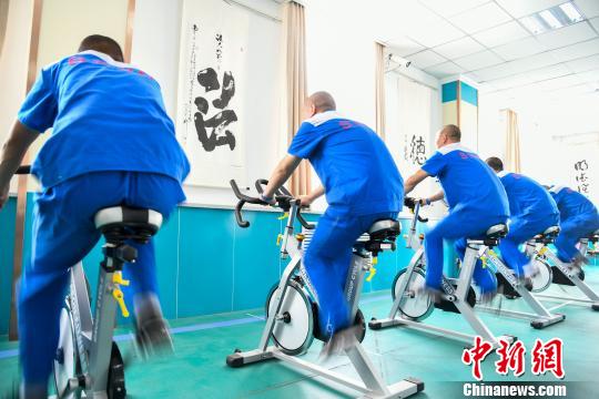 山西省戒毒人員正在進(jìn)行身體鍛煉?！⊥踅ㄜ?攝