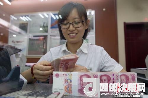 7月5日，山西太原一銀行工作人員正在清點貨幣。人民幣對美元匯率中間價在經(jīng)歷了過去11個交易中的10次下調(diào)后終于迎來大漲。5日，中國外匯交易中心公布人民幣對美元匯率中間價報6.6180，較前一交易日大幅上調(diào)415個基點，創(chuàng)下自2017年10月11日以來的最大升幅。<a target='_blank' >中新社</a>記者 張云 攝