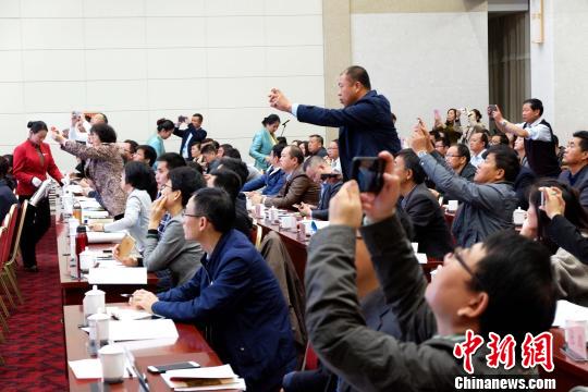 圖為與會(huì)嘉賓認(rèn)真聽取專家演講?！±铍h 攝