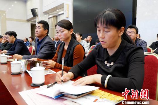 圖為與會(huì)嘉賓聆聽專家演講。　李雋 攝