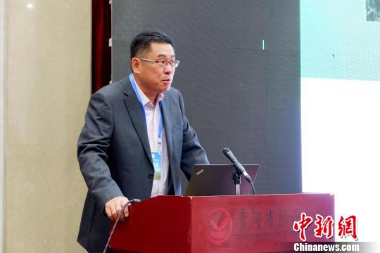 圖為青海省農(nóng)林科學(xué)院副院長、國家大麥青稞產(chǎn)業(yè)技術(shù)體系崗位科學(xué)家遲德釗正在發(fā)言?！±铍h 攝