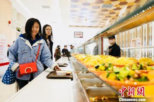 　資料圖：消費者在餐廳就餐?！惴?攝