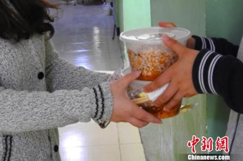 外賣配送員將外賣送到學生宿舍。受訪者供圖