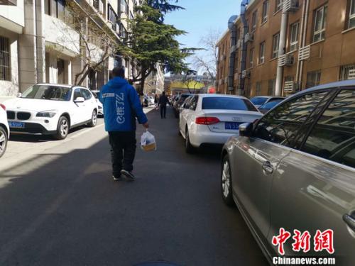 圖為餓了么配送員正在送餐。 謝藝觀 攝