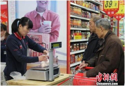 資料圖：在保定市北市區(qū)一家大型超市內(nèi)，促銷員正在為購買雞蛋的市民稱量、打包。李芳華 攝