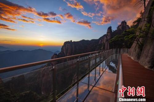  資料圖：霞光映照在三清山棧道玻璃上?！溆榔?攝