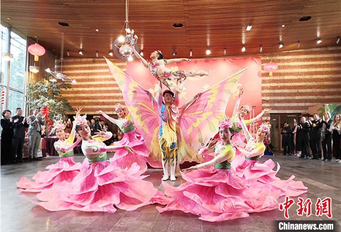 圖為雜技演員通過精湛的技藝贏得了滿堂喝彩?！「拭C省文化和旅游廳網(wǎng)站 攝