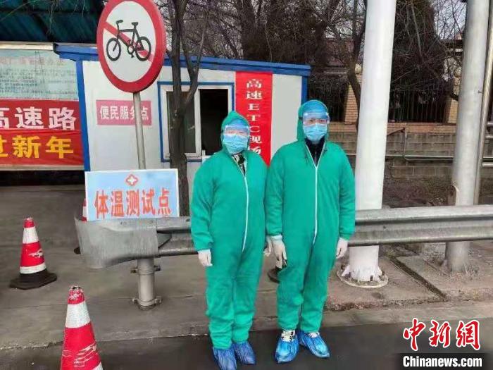 鄉(xiāng)鎮(zhèn)衛(wèi)生院和社區(qū)衛(wèi)生中心工作人員排查發(fā)熱患者?！〗樾菔嗅t(yī)療集團供圖 攝