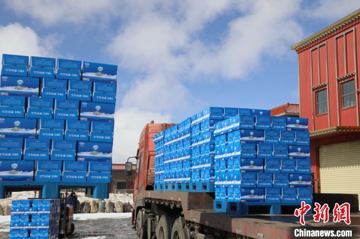 圖為當雄的冰川礦泉水裝車，即將發(fā)往湖北?！‘斝劭h 供圖 攝