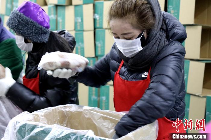 當雄縣民眾將牦牛肉裝箱。　當雄縣 供圖 攝