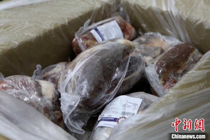 當雄縣援鄂物資中的牦牛肉，圖中的為腱子肉，是牦牛肉中的“極品”?！‘斝劭h 供圖 攝