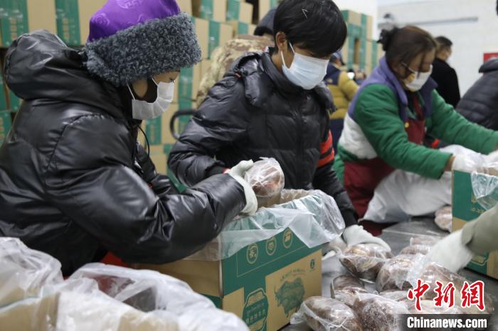 當雄縣民眾打包當?shù)氐奶禺a(chǎn)，“有身份證”牦牛肉?！‘斝劭h 供圖 攝