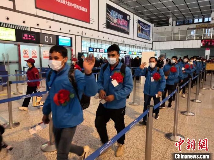 外出務(wù)工人員有序排隊辦理登記手續(xù)。　孫友軍 攝