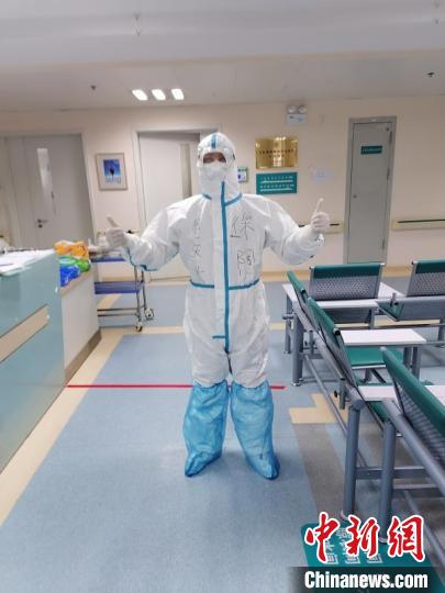 徐陶在工作中。四川援助湖北醫(yī)療隊(duì)供圖