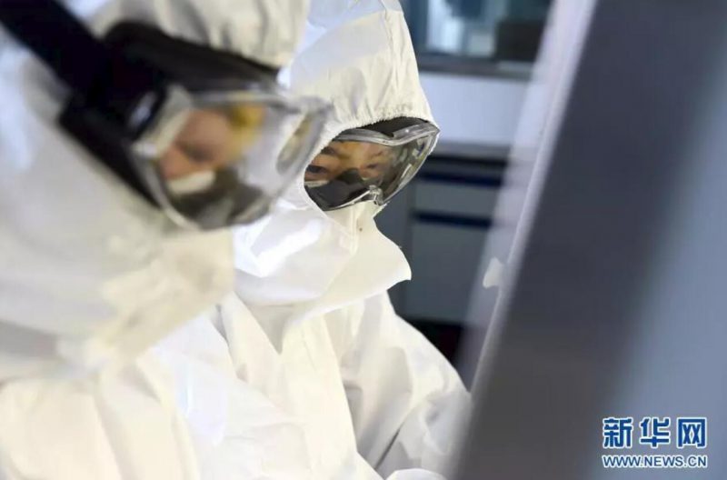 ▲資料圖片：負(fù)責(zé)新型冠狀病毒核酸檢測的工作人員，在實(shí)驗(yàn)室進(jìn)行樣本處理。（新華社發(fā) 周牧 攝）