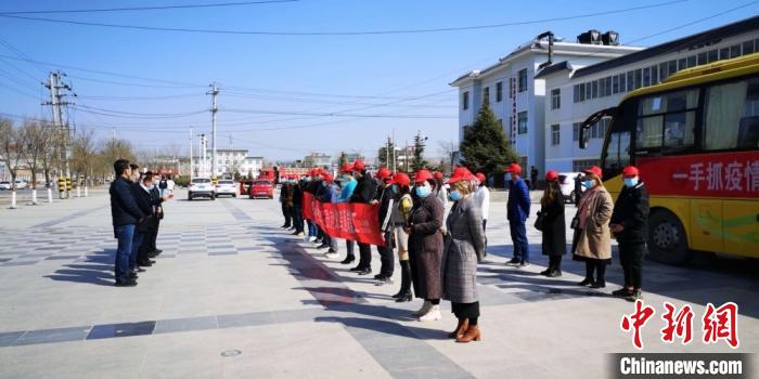 圖為甘肅禮縣，歡送首批乘“專車”赴浙江的務(wù)工人員。(資料圖) 田瑞萍 攝