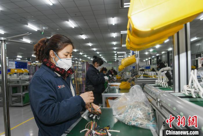 工人戴著口罩搶抓生產(chǎn)。　康建林 攝