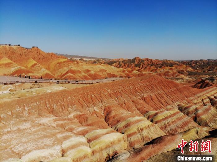 航拍下的七彩丹霞。　楊艷敏 攝