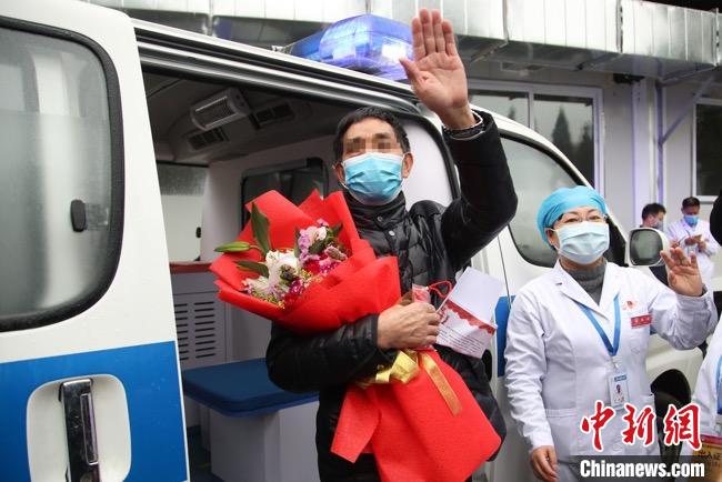 圖為貴州省最后一名新冠肺炎確診患者從貴州省將軍山醫(yī)院出院，患者與眾人揮手告別?！■暮陚?攝