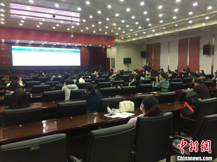 山西選派554名疫情防控指導(dǎo)員駐校指導(dǎo)高三年級開學(xué)疫情防控?！「呷鸱?攝