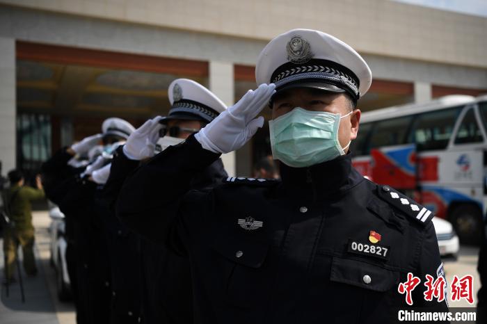 圖為交警們向醫(yī)療隊敬禮?！】灯?攝