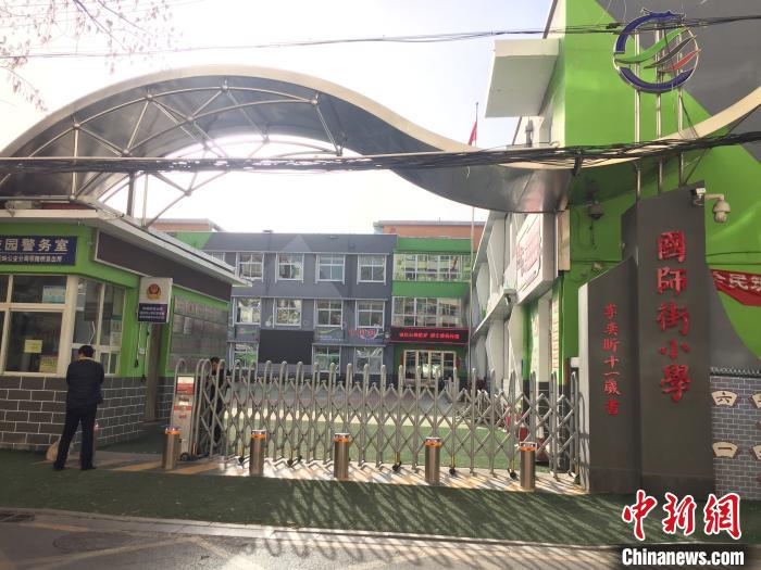 校門口設置臨時等候區(qū)，區(qū)域四周5米為禁行區(qū)?！「呷鸱?攝