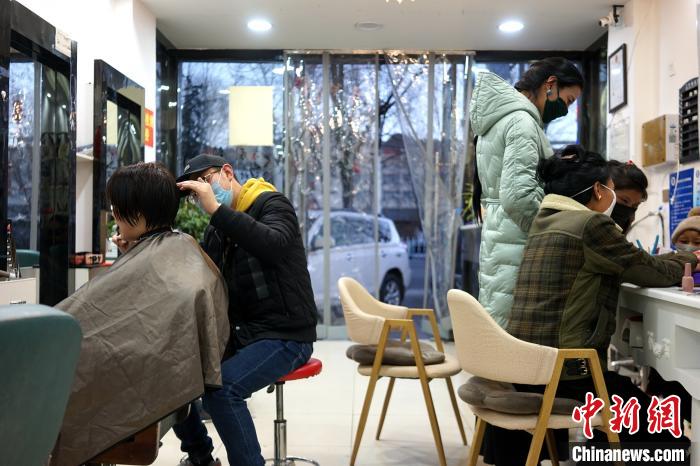 拉薩市民在一美發(fā)店理發(fā)、美甲。　江飛波 攝
