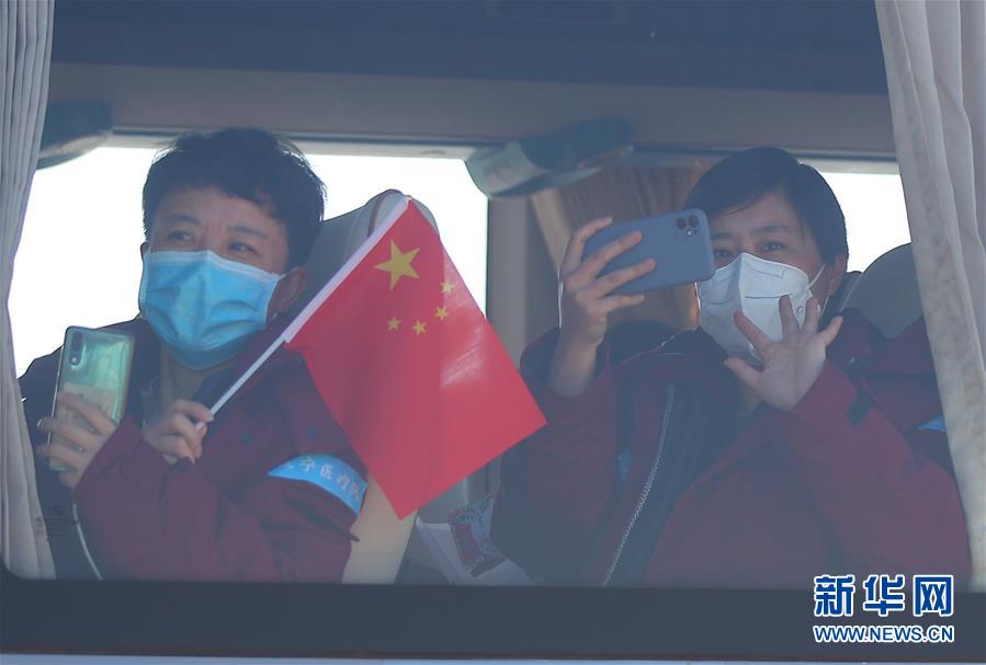 （在習近平新時代中國特色社會主義思想指引下——新時代新作為新篇章·習近平總書記關(guān)切事·圖文互動）（3）給你最溫暖的擁抱——保護關(guān)心愛護抗疫一線醫(yī)務人員在行動