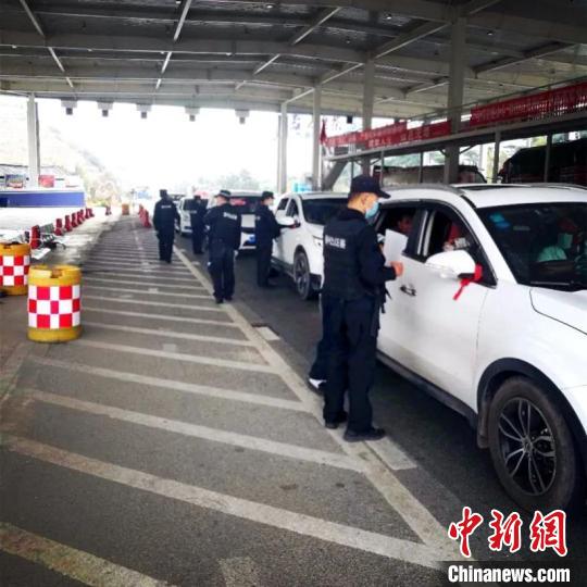 圖為云南一邊境檢查站防控疫情同時嚴(yán)防境外毒品滲透。　云南省公安廳供圖 攝