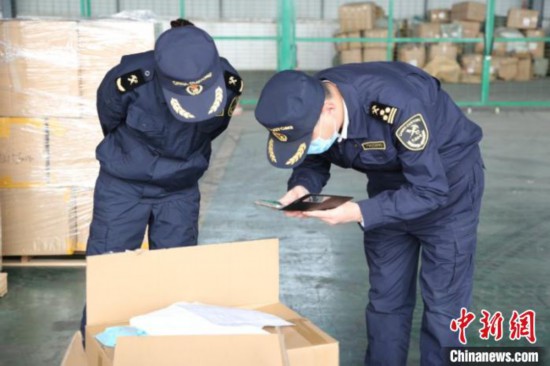 13萬只口罩等防疫物資搭乘中歐班列(成都)緊急運往歐洲