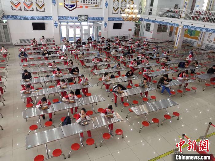 圖為學(xué)生們?cè)谑程镁筒汀！鯆I娜 攝