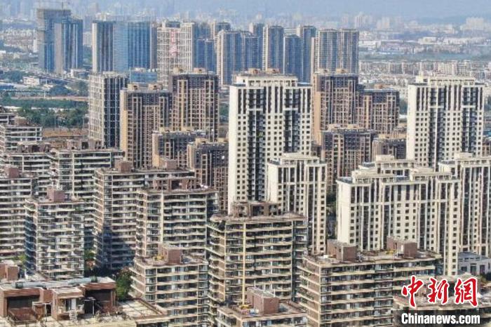 房地產(chǎn)行業(yè)作為特殊的商品銷售業(yè)，受疫情影響，一些企業(yè)資金回籠困難，亟待金融和稅務(wù)部門的政策支持?！°蟛?攝