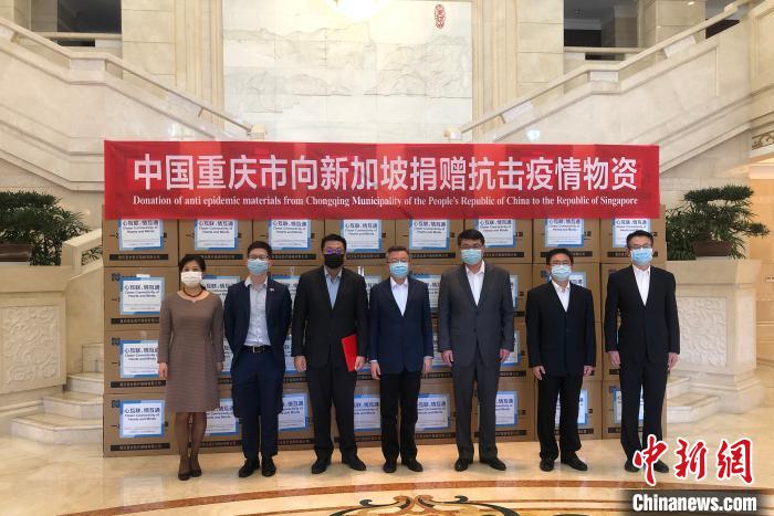 圖為捐贈(zèng)方與接收方代表合影留念?！⑾嗔?攝