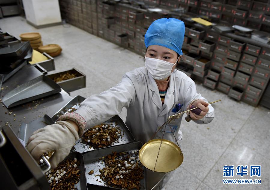 （聚焦疫情防控·圖文互動(dòng)）（14）分秒必爭(zhēng)！一切為了治病救人——中國抗疫生命至上的生動(dòng)實(shí)踐