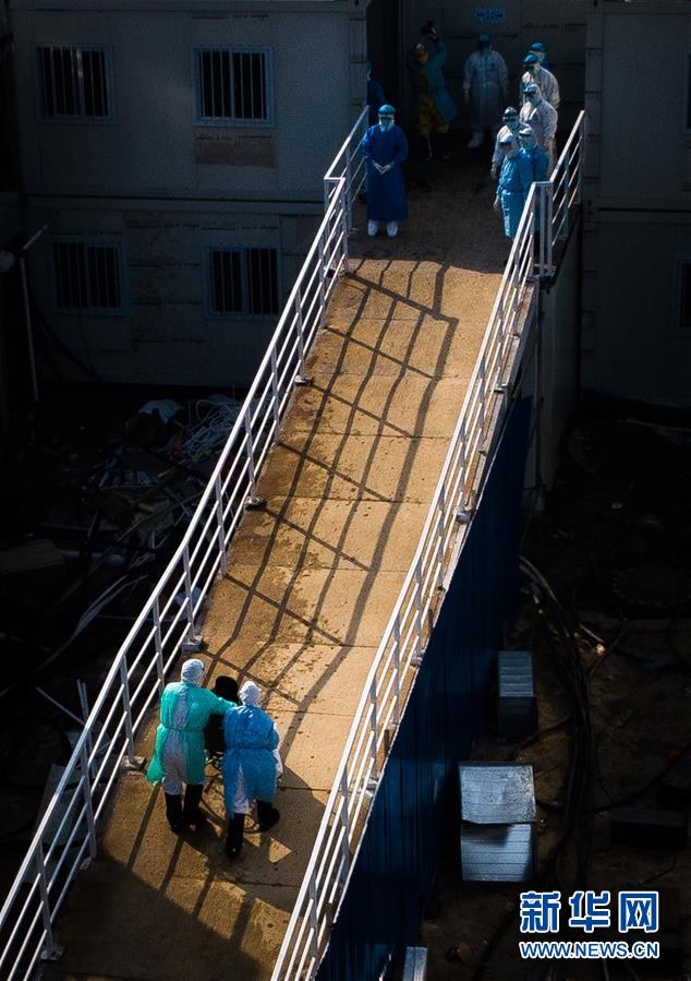 （聚焦疫情防控·圖文互動(dòng)）（10）分秒必爭(zhēng)！一切為了治病救人——中國抗疫生命至上的生動(dòng)實(shí)踐