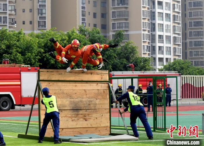 新消防員進(jìn)行消防障礙接力操展示?！⒅铱?攝