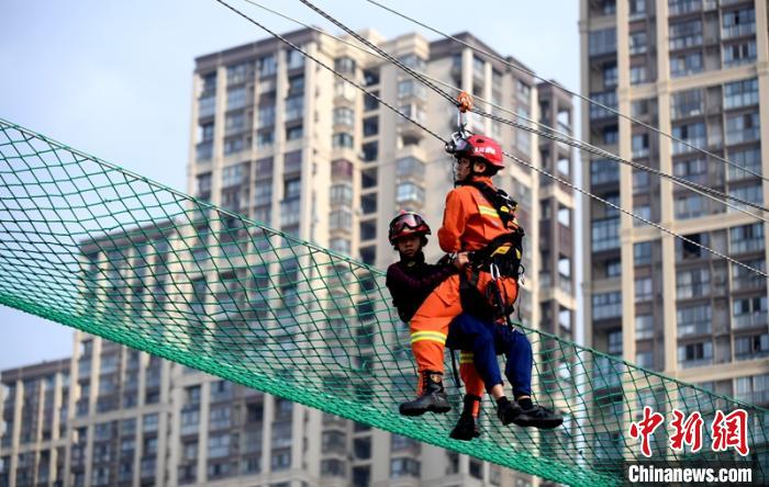 新消防員進(jìn)行T型救援操展示。　劉忠俊 攝