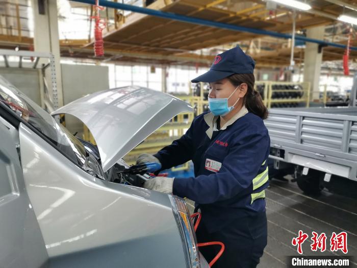 在滿足國外市場供應(yīng)的同時(shí)，成功汽車也緊盯國內(nèi)市場，拓渠道保銷量。　高飛 攝