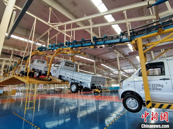 成功汽車是山西省重點(diǎn)轉(zhuǎn)型項(xiàng)目，擁有國內(nèi)先進(jìn)的零部件、發(fā)動(dòng)機(jī)整機(jī)自動(dòng)裝配和發(fā)動(dòng)機(jī)生產(chǎn)線、實(shí)驗(yàn)線，還有國際一流的工業(yè)機(jī)器人?！「唢w 攝