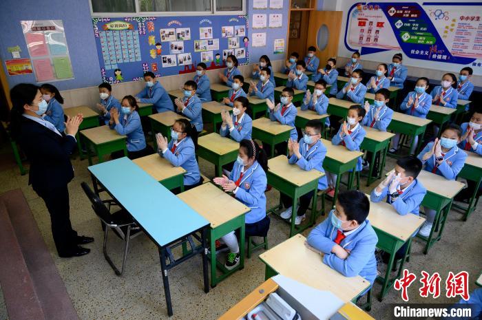 學(xué)校是人群密集場所，山西省疫情防控工作領(lǐng)導(dǎo)小組要求，要周密閉環(huán)做好疫情防控?！№f亮 攝