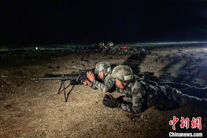 夜間狙擊手摧毀敵探照燈?！∑呀?攝